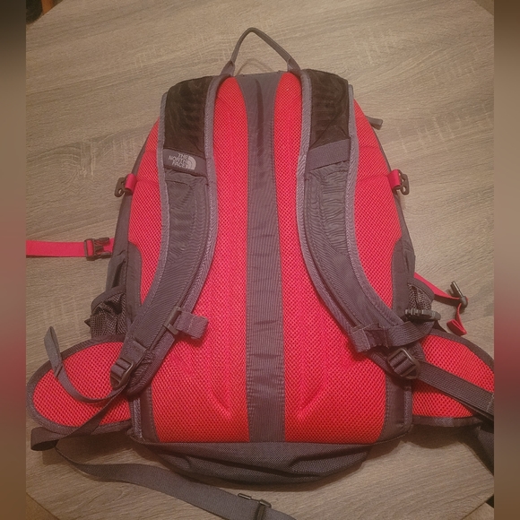 North Face back pack - Picture 3 of 3